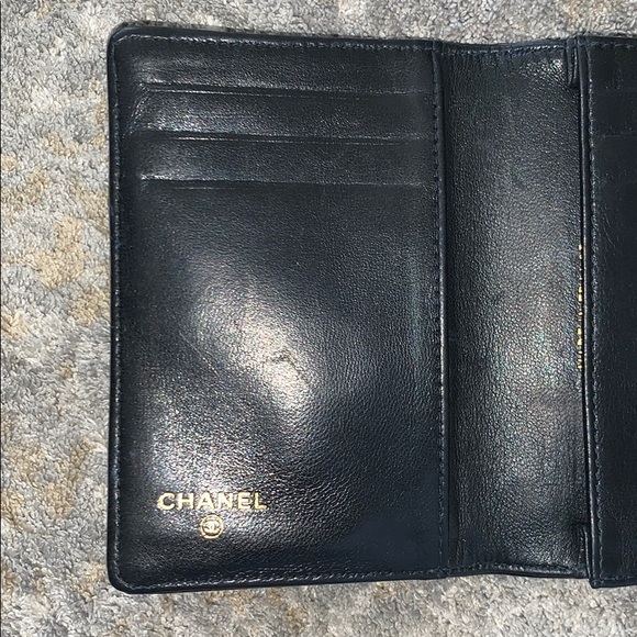 CHANEL BLACK PATENT LEATHER BI FOLD WALLET - Picture 7 of 7